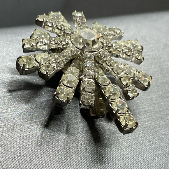 Tiered Rhinestone Starburst Fire Work Unsigned Clip On Earring Designer Single. - Picture 6 of 12